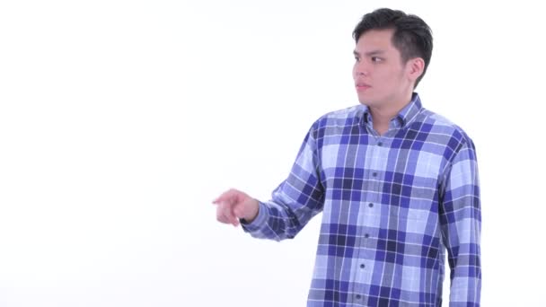 Стресс молодой азиатский хипстер трогает что-то и делает большие пальцы вниз — стоковое видео