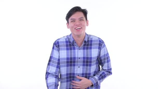 Счастливый молодой азиатский хипстер смеется и показывает на камеру — стоковое видео