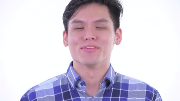カメラに向かって話す幸せな若いアジアのヒップスターの男の顔 — ストック動画