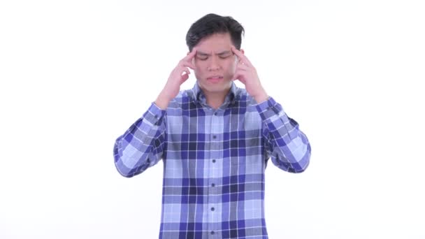 Stresli genç Asyalı hipster adam baş ağrısı olan — Stok video
