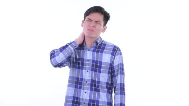 У молодого азиатского хипстера стресс от боли в шее — стоковое видео