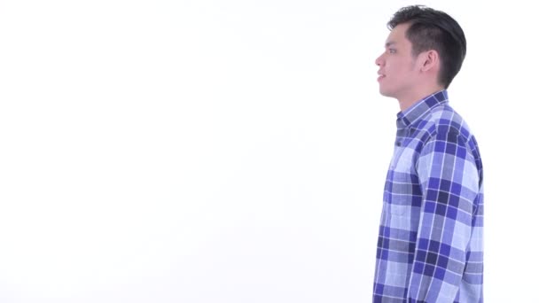 Mutlu genç Asyalı hipster adam işaret parmak profil görünümü — Stok video