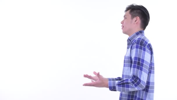 Vue du profil de heureux jeune asiatique hipster man talking — Video