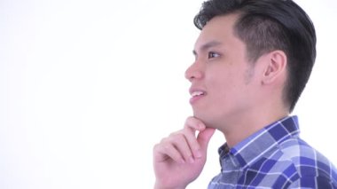 Mutlu genç Asya hipster adam düşünme Closeup profil görünümü