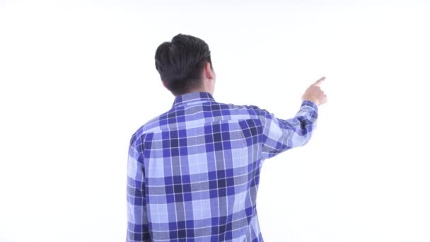 年轻的亚洲时尚男子指着手指的后视图 — 图库视频影像