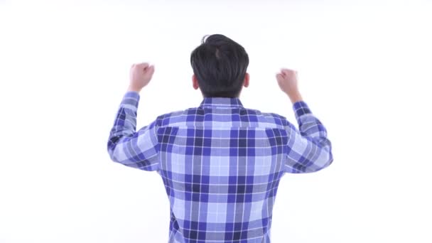 Rückansicht glücklicher junger asiatischer Hipster mit erhobenen Fäusten — Stockvideo