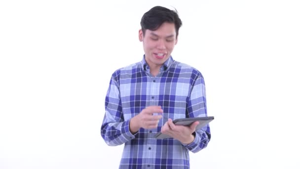 Счастливый молодой азиатский хипстер разговаривает с помощью цифрового планшета — стоковое видео