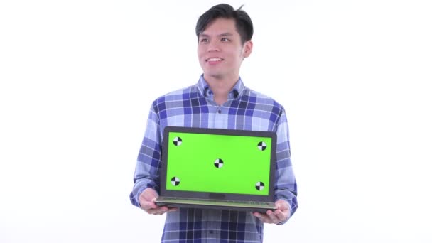 Felice giovane asiatico hipster uomo pensando mentre mostra laptop — Video Stock