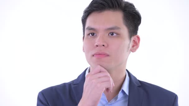 Twarz szczęśliwego młodego azjatyckiego biznesmen myślenia i patrząc w górę — Wideo stockowe