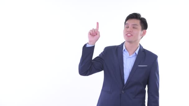 Heureux jeune homme d'affaires asiatique parler tout en pointant vers le haut — Video