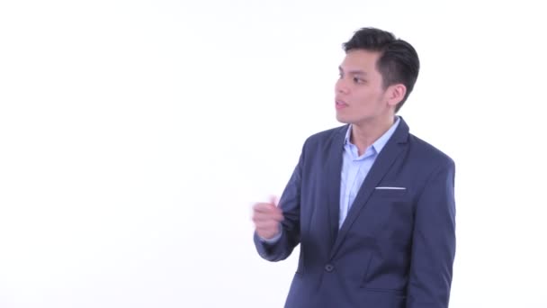 Mutlu genç Asyalı işadamı parmaklarını şıklatma ve şaşırmış görünümlü — Stok video