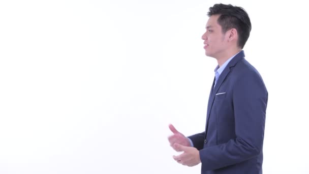 Profil-Ansicht glücklicher junger asiatischer Geschäftsmann im Gespräch — Stockvideo