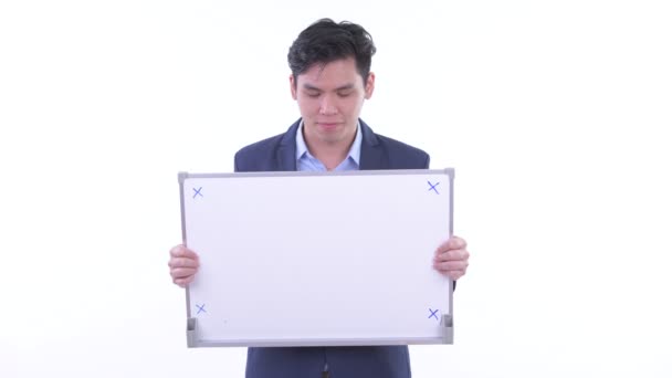 Gelukkig jonge Aziatische zakenman Holding whiteboard — Stockvideo