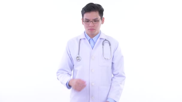 Stressato giovane asiatico uomo medico pensiero e guardando giù — Video Stock