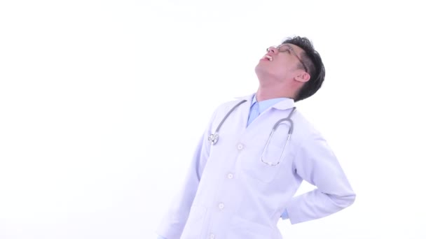 Sırt ağrısı olan stresli genç Asyalı adam doktor — Stok video