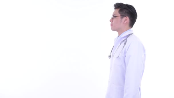 Perfil vista de feliz jovem asiático médico pensar — Vídeo de Stock