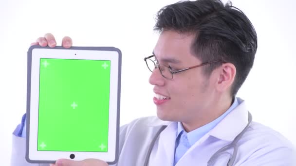 Volto di felice giovane asiatico uomo medico mostrando tablet digitale — Video Stock