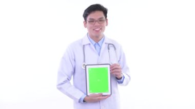 Mutlu genç Asyalı adam doktor konuşurken dijital tablet gösterirken