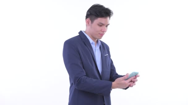 Feliz joven asiático empresario utilizando el teléfono — Vídeos de Stock