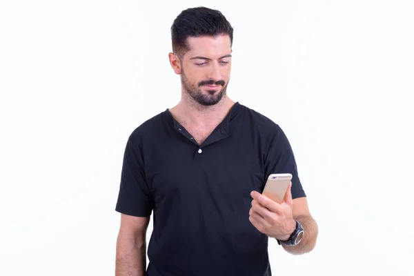 Portret van jonge knappe bebaarde man met behulp van telefoon — Stockfoto