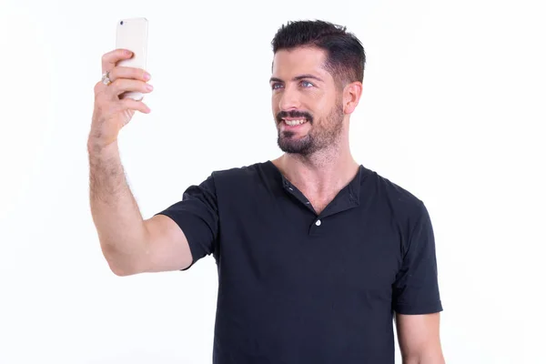 Feliz joven guapo barbudo tomando selfie —  Fotos de Stock