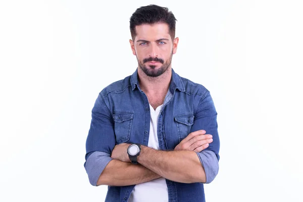 Kolları çapraz genç yakışıklı sakallı hipster adam