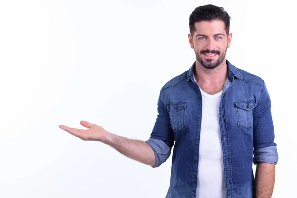 Felice giovane bello barbuto hipster uomo mostrando qualcosa — Foto Stock