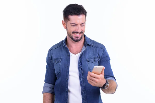 Boldog fiatal jóképű szakállas csípő ember használ telefon — Stock Fotó