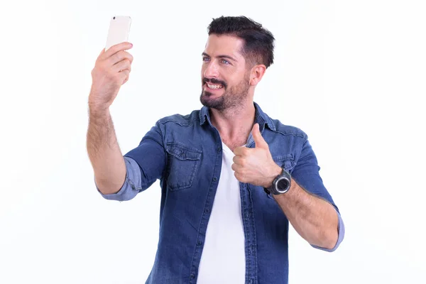 Gelukkig jonge bebaarde hipster man nemen selfie — Stockfoto