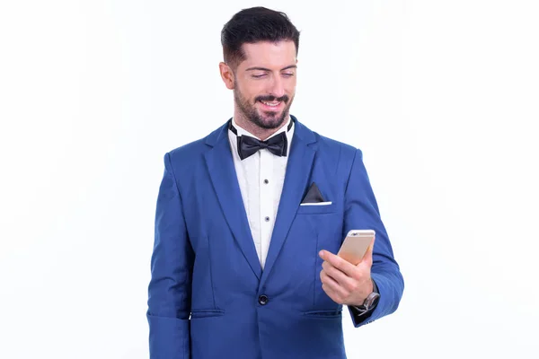 Feliz joven hombre de negocios barbudo guapo usando el teléfono — Foto de Stock