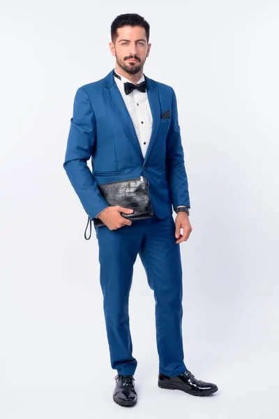 Повний знімок тіла молодого гарного бородатого бізнесмена в синьому костюмі — стокове фото