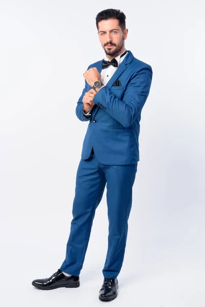 Foto de cuerpo completo de joven hombre de negocios barbudo guapo en traje azul —  Fotos de Stock