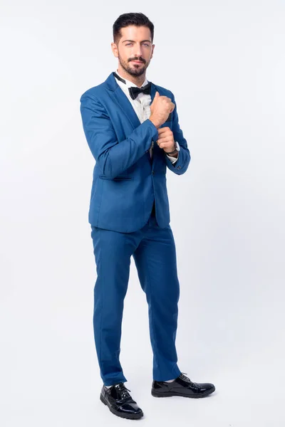 Ganzkörperaufnahme eines jungen gutaussehenden, bärtigen Geschäftsmannes im blauen Anzug — Stockfoto