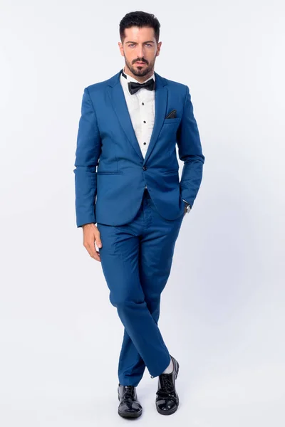 Ganzkörperaufnahme eines jungen gutaussehenden, bärtigen Geschäftsmannes im blauen Anzug — Stockfoto