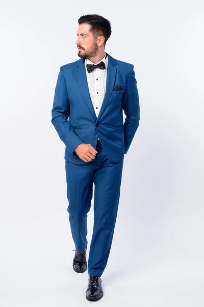Повний знімок тіла молодого гарного бородатого бізнесмена в синьому костюмі — стокове фото
