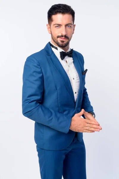 Portrait de jeune homme d'affaires barbu beau en costume bleu — Photo