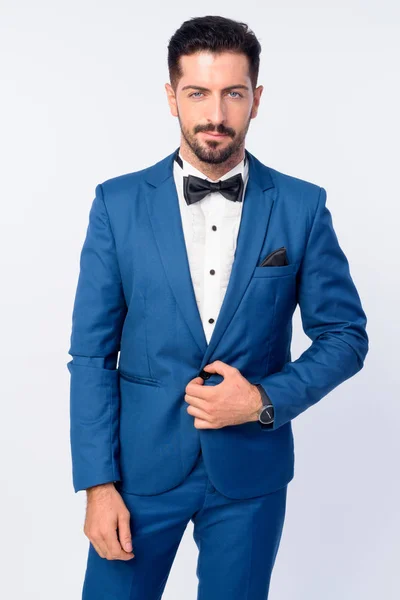 Ritratto di giovane uomo d'affari barbuto in abito blu — Foto Stock