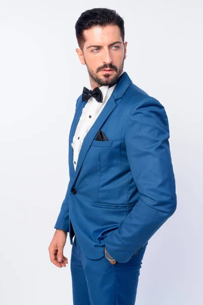 Portrait de jeune homme d'affaires barbu beau en costume bleu — Photo