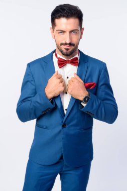 Mavi takım elbiseli genç yakışıklı sakallı işadamının portresi