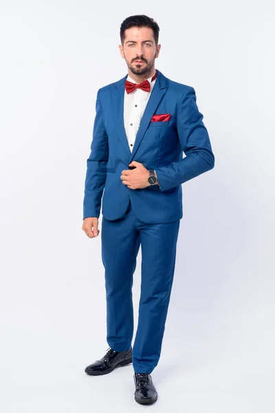 Plan complet du corps de jeune homme d'affaires barbu beau en costume bleu — Photo