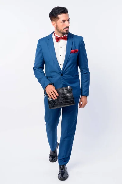 Colpo di corpo pieno di giovane uomo d'affari bello barbuto in abito blu — Foto Stock