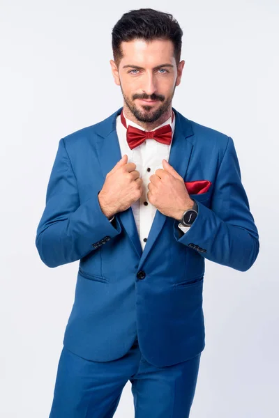 Retrato de joven hombre de negocios barbudo guapo en traje azul —  Fotos de Stock
