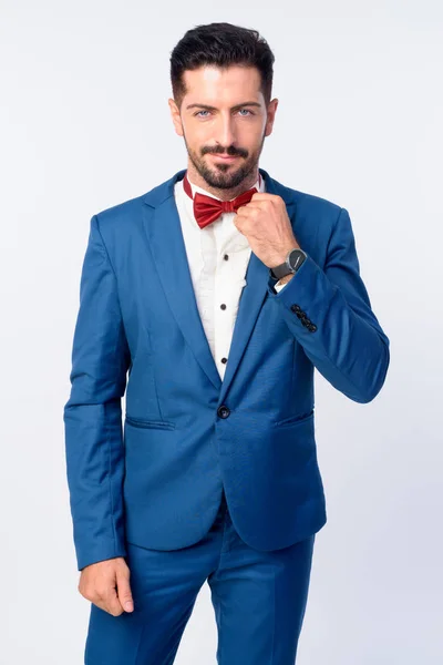 Portrait de jeune homme d'affaires barbu beau en costume bleu — Photo