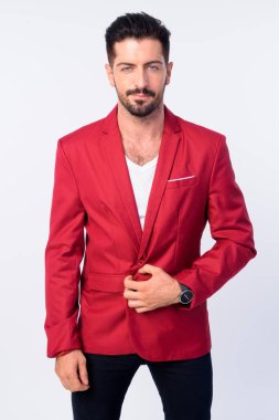 Kırmızı takım elbiseli genç yakışıklı sakallı işadamının portresi