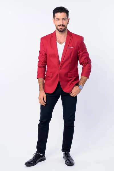 Foto de cuerpo completo de joven hombre de negocios barbudo guapo en traje rojo —  Fotos de Stock