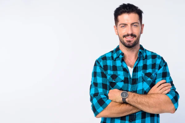 Retrato de joven y feliz hombre hipster barbudo sonriendo con los brazos cruzados —  Fotos de Stock