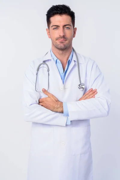 Portrét mladého pohledného lékaře se zkříženýma rukama — Stock fotografie