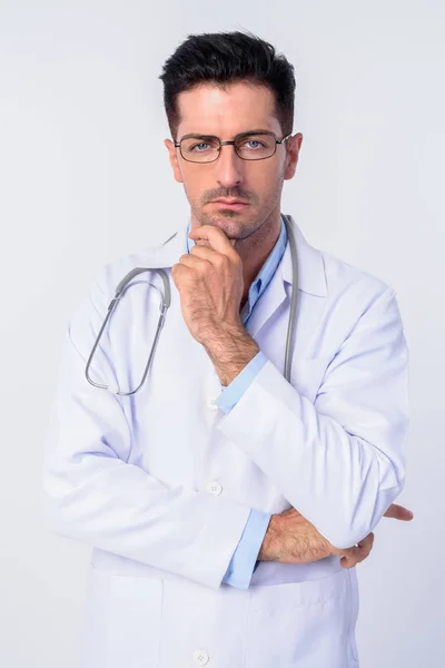 Fiatal jóképű férfi orvos szemüveges gondolkodás — Stock Fotó