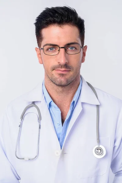 Arca fiatal jóképű férfi orvos szemüvegek — Stock Fotó
