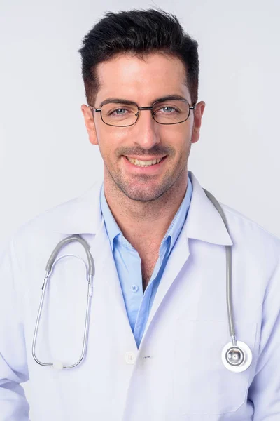 Visage de jeune homme heureux beau médecin avec des lunettes souriant — Photo